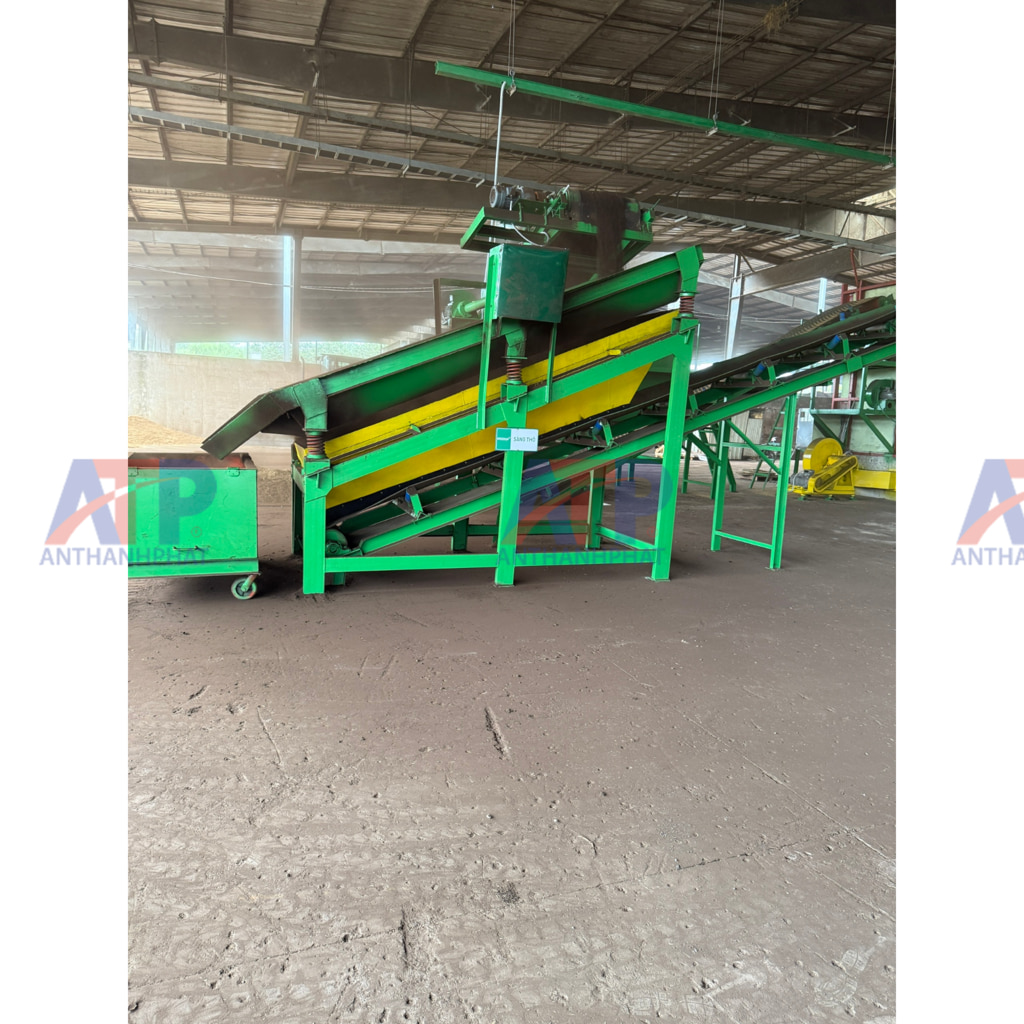 Máy sàng lọc rác và xe đựng rác trong dây chuyền sản xuất phân bón hữu cơ vi sinh dạng viên