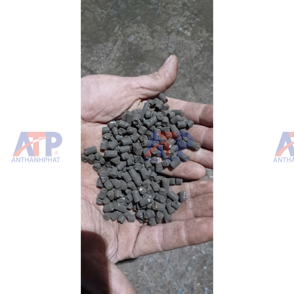 Từ những đống phân chuồng, than bùn, mùn cưa ướt sũng và bốc mùi, trải qua hàng loạt công đoạn: ủ hiếu khí, nghiền, trộn định lượng, ép đùn, sấy lồng quay và sàng phân loại... đây chính là thành quả cuối cùng trước khi đóng gói đưa đến tay nhà nông. Tại ATP ANTHANHPHAT, chúng tôi tự hào cung cấp các giải pháp công nghệ máy móc tạo ra hạt phân bón thành phẩm không chỉ đẹp về mặt cảm quan thương mại mà còn giữ nguyên được những giá trị cốt lõi về mặt sinh học.